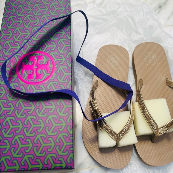TORY BURCH GOLD GLITTER / METALLIC LEATHER DRESSY FLIP FLOP WITH ACCENT BOW LOGO - Picture 12 of 15